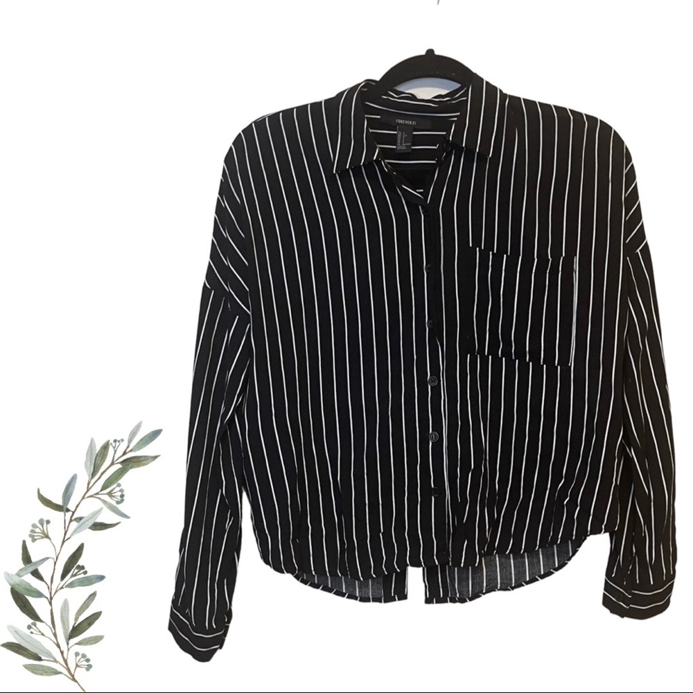 Forever 21 Black and White Stripe Tulip Back Button Down Shirt Size Small